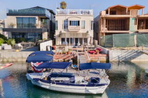Canalfront Charmer by AvantStay Waterfront w Private Dock Hot Tub